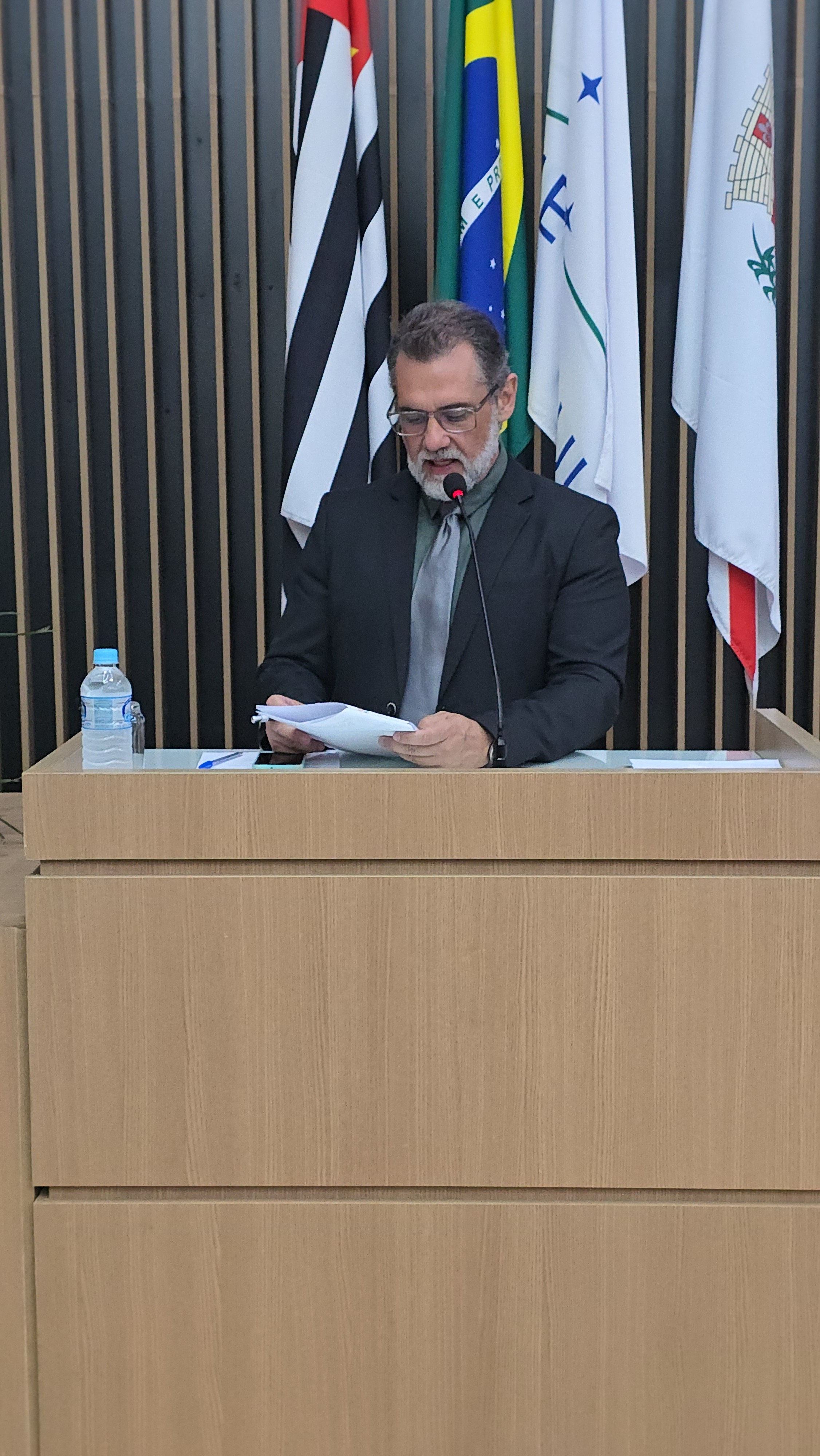 Visualize fotos 11/12/2025 Entrega de Títulos de Cidadão Ararense ao Sr. Daniel Donizeti e à Srª. Flávia Zanfolin