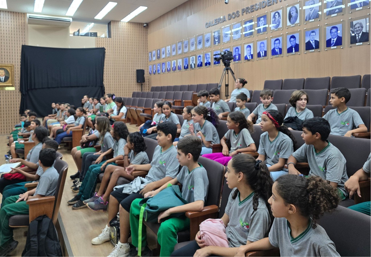 Projeto Câmara Cidadã recebe alunos da escola José Ometto