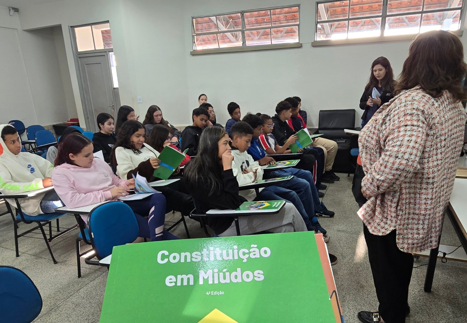 Constituição e democracia são temas de palestra ministrada pela Escola Legislativa na escola Ivan Zurita